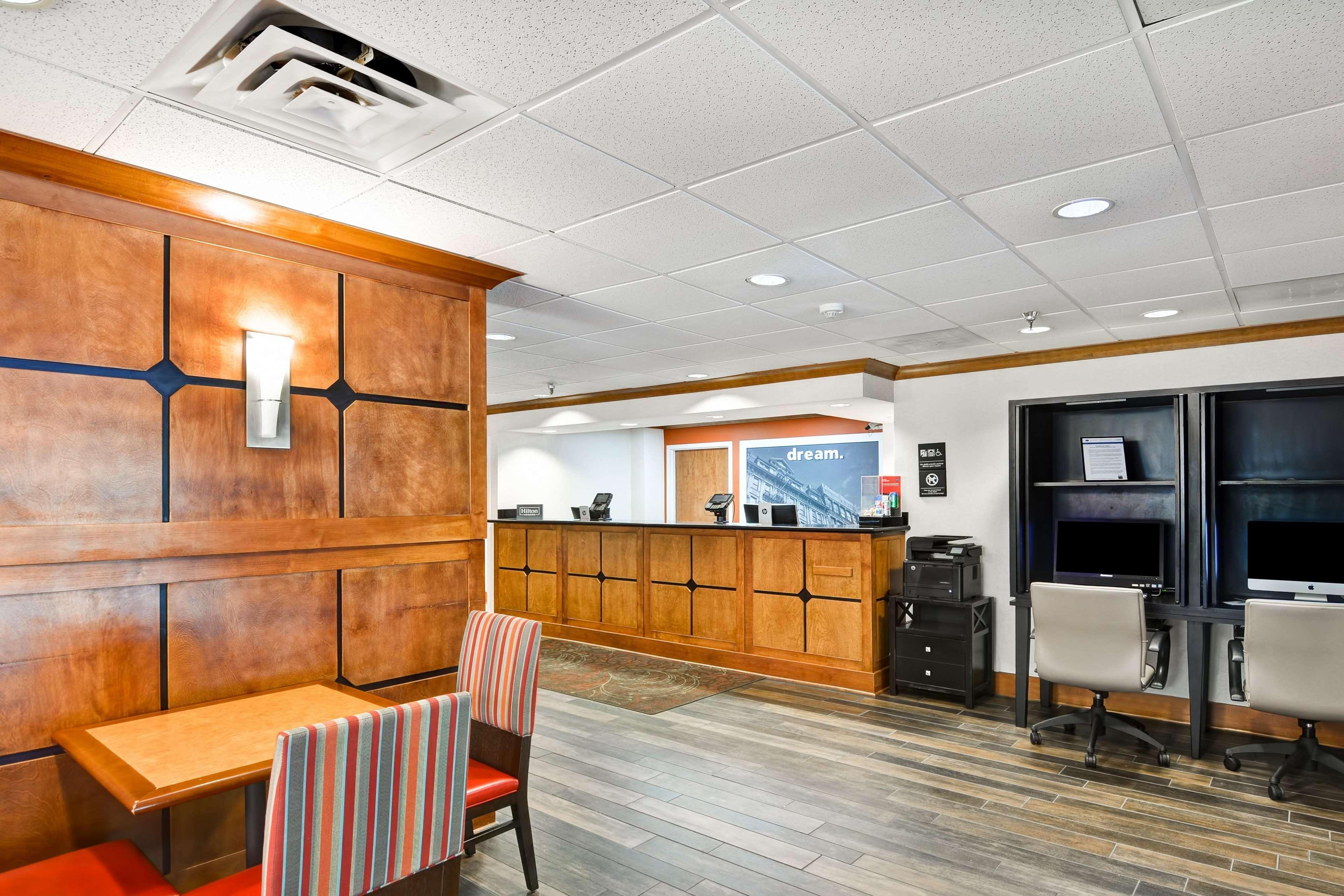 Hampton Inn Memphis Poplar Экстерьер фото