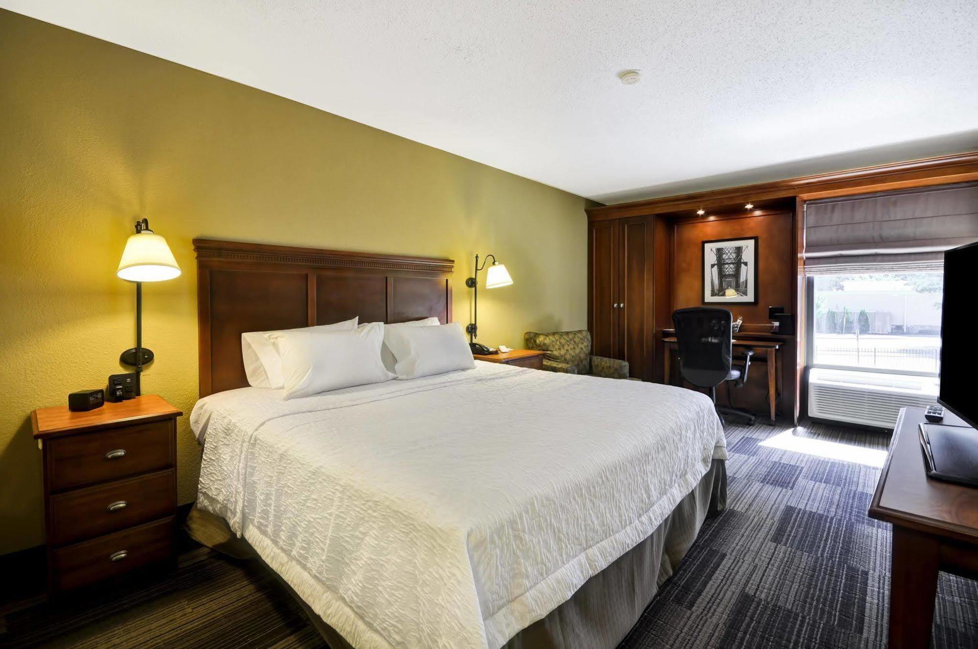 Hampton Inn Memphis Poplar Экстерьер фото